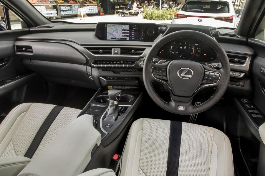 Торпедо Lexus UX200 F-Sport 2019 года  (AU) (фото 8 из 17)